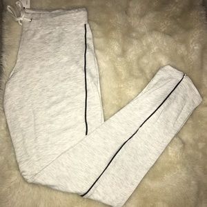 Monrow Supersoft Slit Sweats w/ Black Piping